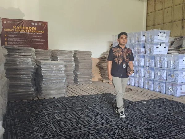 Ketua KPU Kota Banjar Muhamad Mukhlis, saat mengecek logistik Pilkada 2024 yang tiba di Gudang Logistik KPU Kota Banjar, Jalan Siliwangi, Desa Mekarharja, Kecamatan Purwaharja, Kota Banjar, Jumat 13 September 2024. (Cecep Herdi/Jabar Ekspres)