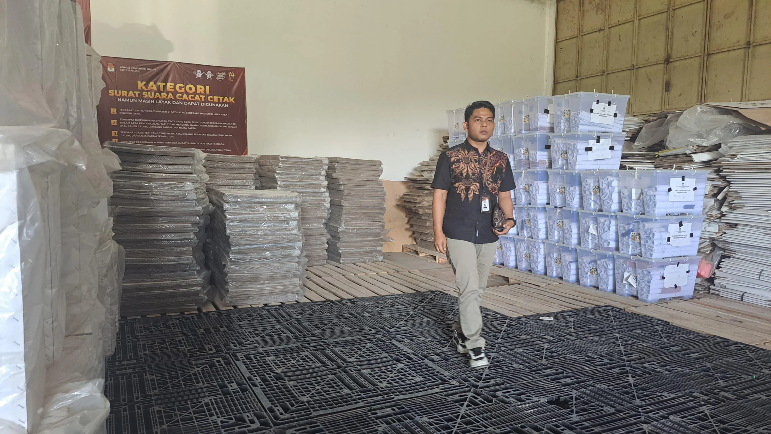 Ketua KPU Kota Banjar Muhamad Mukhlis, saat mengecek logistik Pilkada 2024 yang tiba di Gudang Logistik KPU Kota Banjar, Jalan Siliwangi, Desa Mekarharja, Kecamatan Purwaharja, Kota Banjar, Jumat 13 September 2024. (Cecep Herdi/Jabar Ekspres)