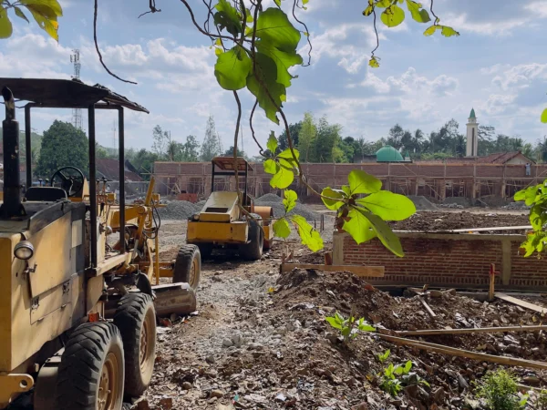 Kendaraan berat berada di lokasi pengembangan destinasi wisata dan rest area di Karangkamulyan, Kabupaten Ciamis, Jawa Barat, Sabtu 14 September 2024. (Cecep Herdi/Jabar Ekspres)