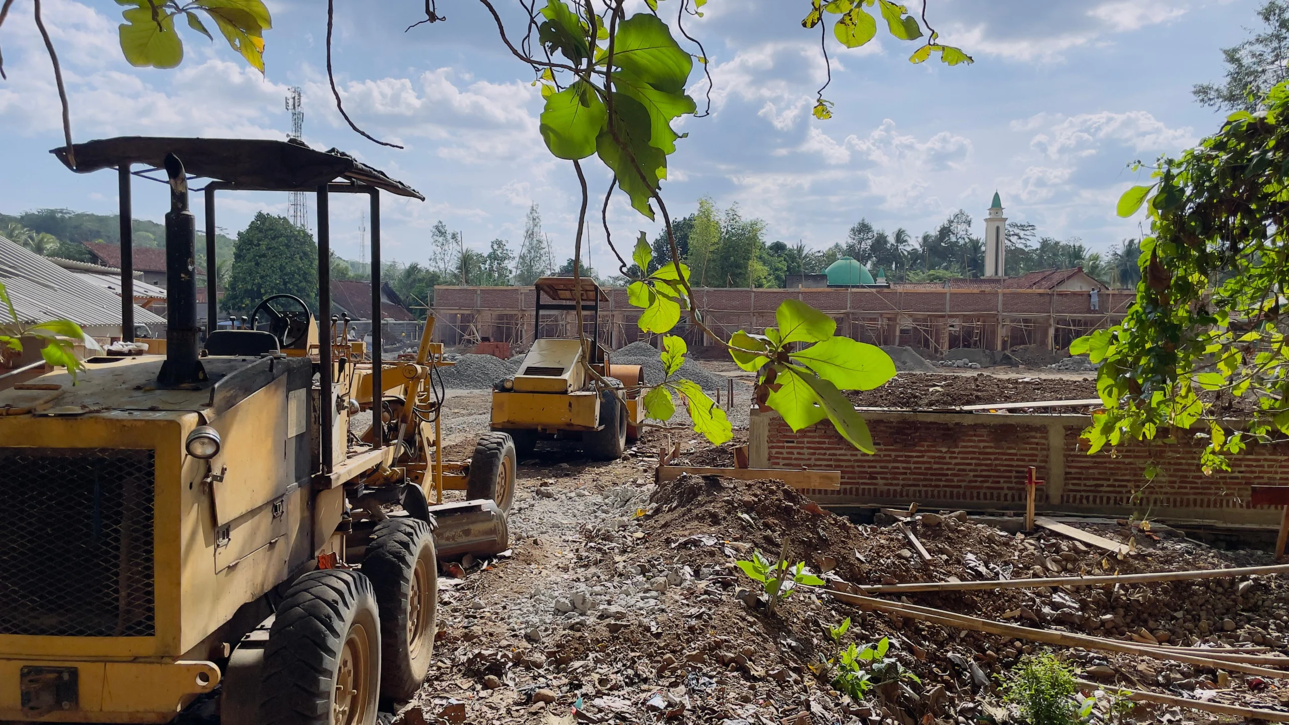 Kendaraan berat berada di lokasi pengembangan destinasi wisata dan rest area di Karangkamulyan, Kabupaten Ciamis, Jawa Barat, Sabtu 14 September 2024. (Cecep Herdi/Jabar Ekspres)