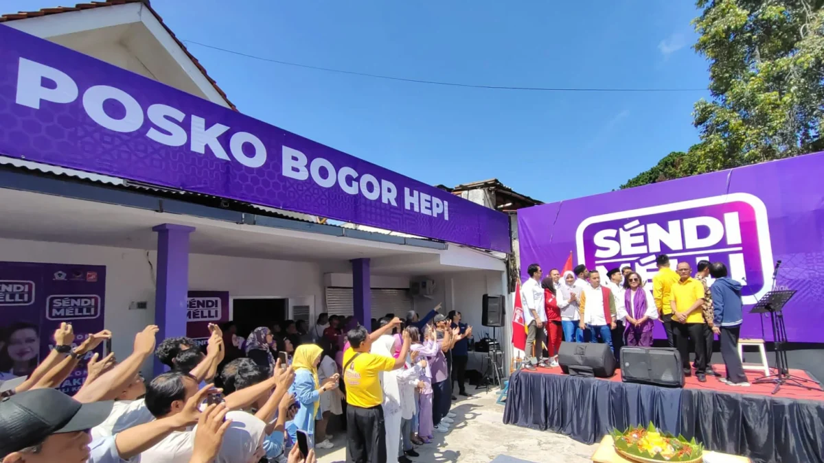 Pasangan Calon Wali Kota dan Wakil Wakil Wali Kota Bogor, Sendi Fardiansyah dan Melli Darsa dan jajaran saat meresmikan Posko Bogor Hepi, Sabtu (14/9). (Yudha Prananda / Jabar Ekspres)