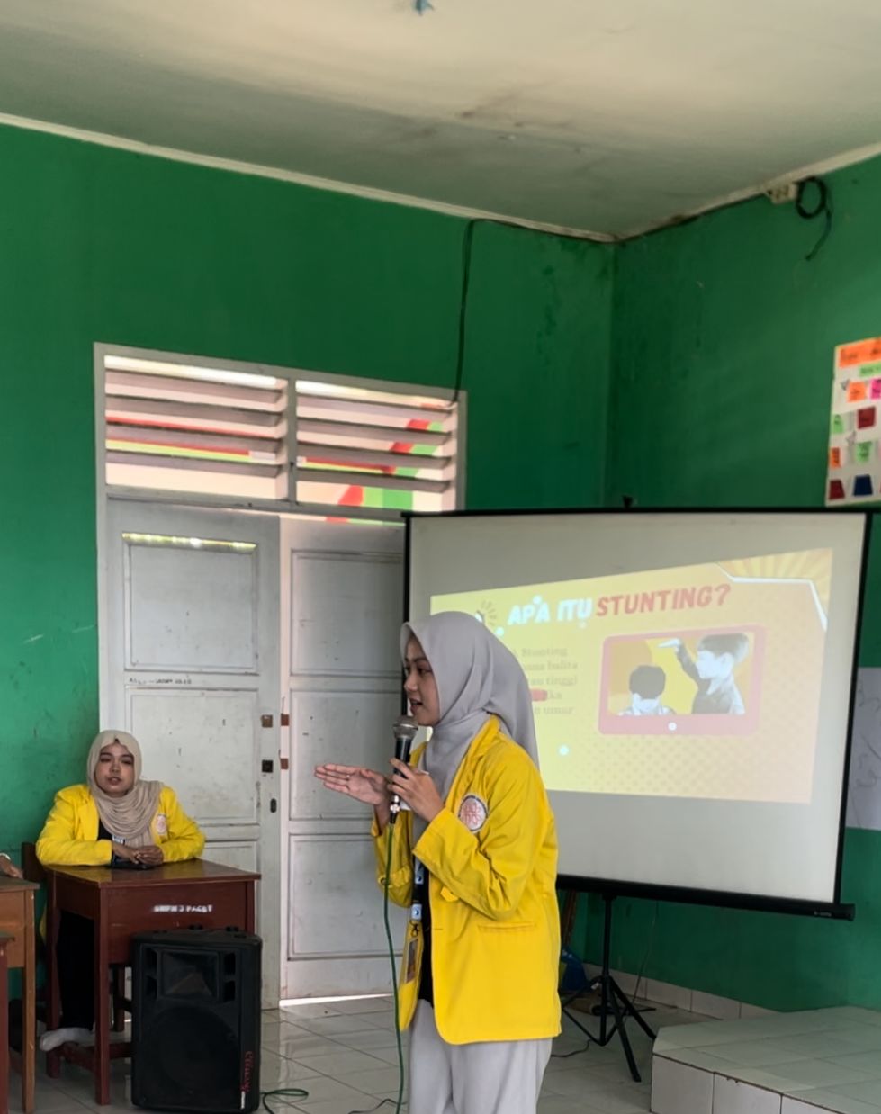 Edukasi Penggunaan Tong Sampah (Foto: Mahasiswa KKN Universitas Bhakti Kencana Kelompok 28)