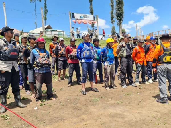 Petugas saat melakukan pencarian seorang anak yang diduga tenggelam di Situ Cileunca, Pangalengan, Kabupaten Bandung. Foto Istimewa