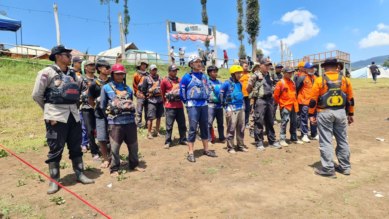 Petugas saat melakukan pencarian seorang anak yang diduga tenggelam di Situ Cileunca, Pangalengan, Kabupaten Bandung. Foto Istimewa