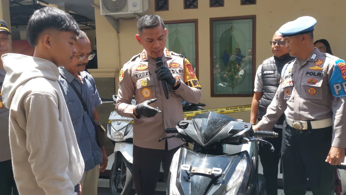 Kapolres Ciamis AKBP Akmal saat mengembalikan sepeda motor yang dicuri para pelaku kejahatan kepada pemiliknya di Mapolres Ciamis, Selasa 18 September 2024. (Cecep Herdi/Jabar Ekspres)