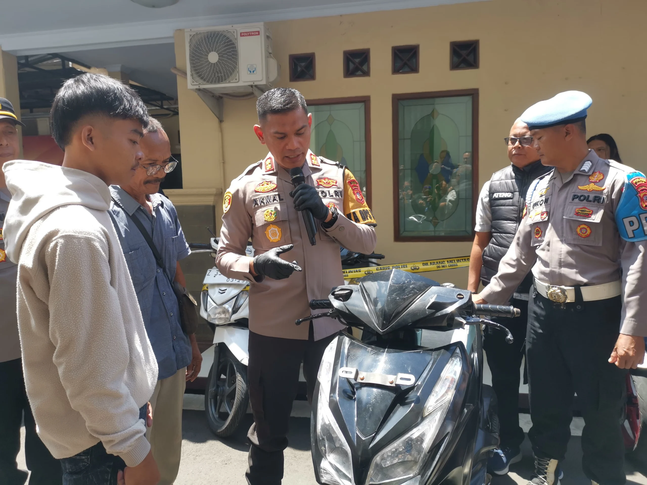 Kapolres Ciamis AKBP Akmal saat mengembalikan sepeda motor yang dicuri para pelaku kejahatan kepada pemiliknya di Mapolres Ciamis, Selasa 18 September 2024. (Cecep Herdi/Jabar Ekspres)