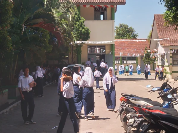 Suasana jam istirahat para siswa SMPN 1 Rancaekek, Kabupaten Bandung. (Yanuar/Jabar Ekspres)