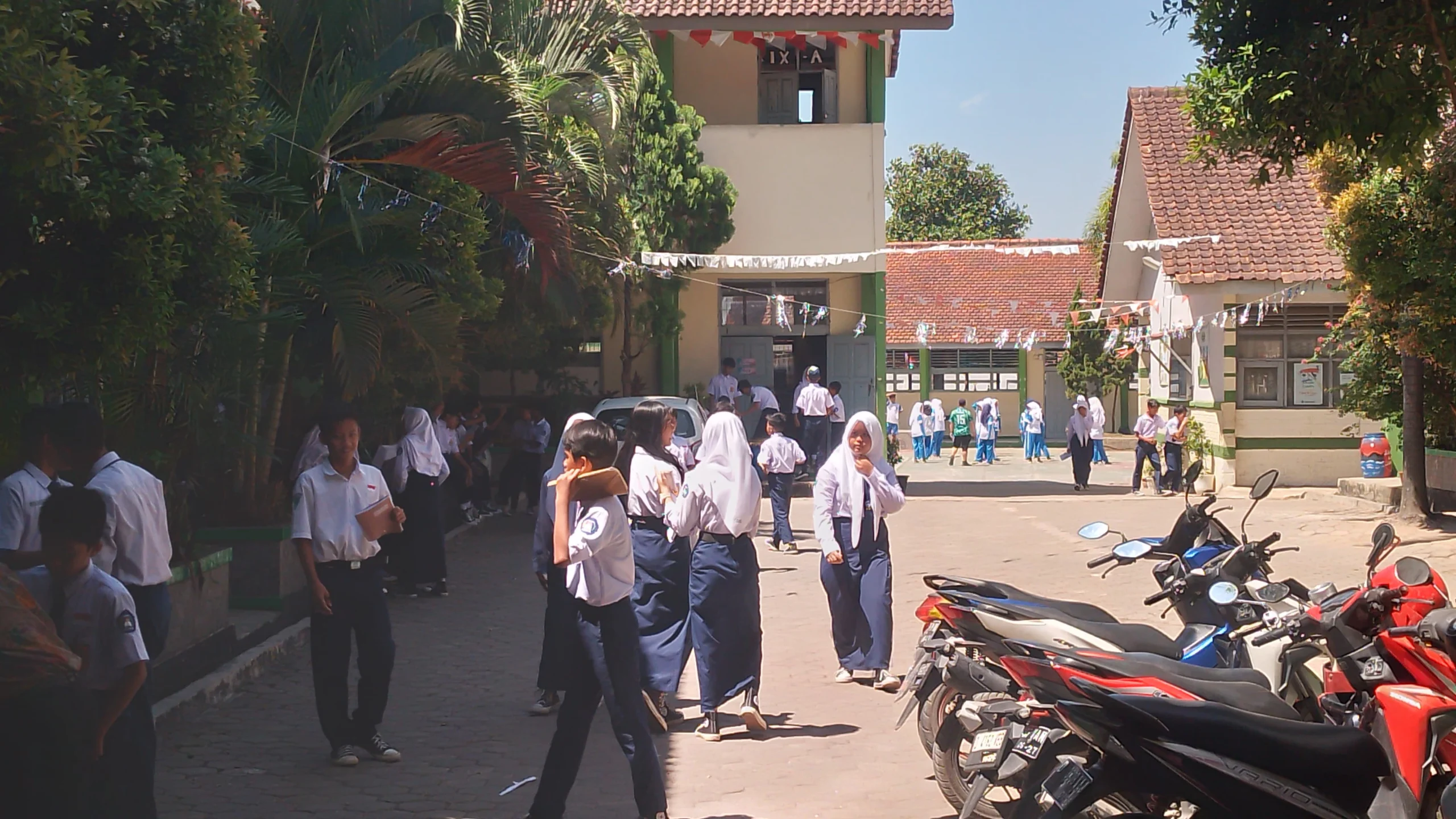 Suasana jam istirahat para siswa SMPN 1 Rancaekek, Kabupaten Bandung. (Yanuar/Jabar Ekspres)