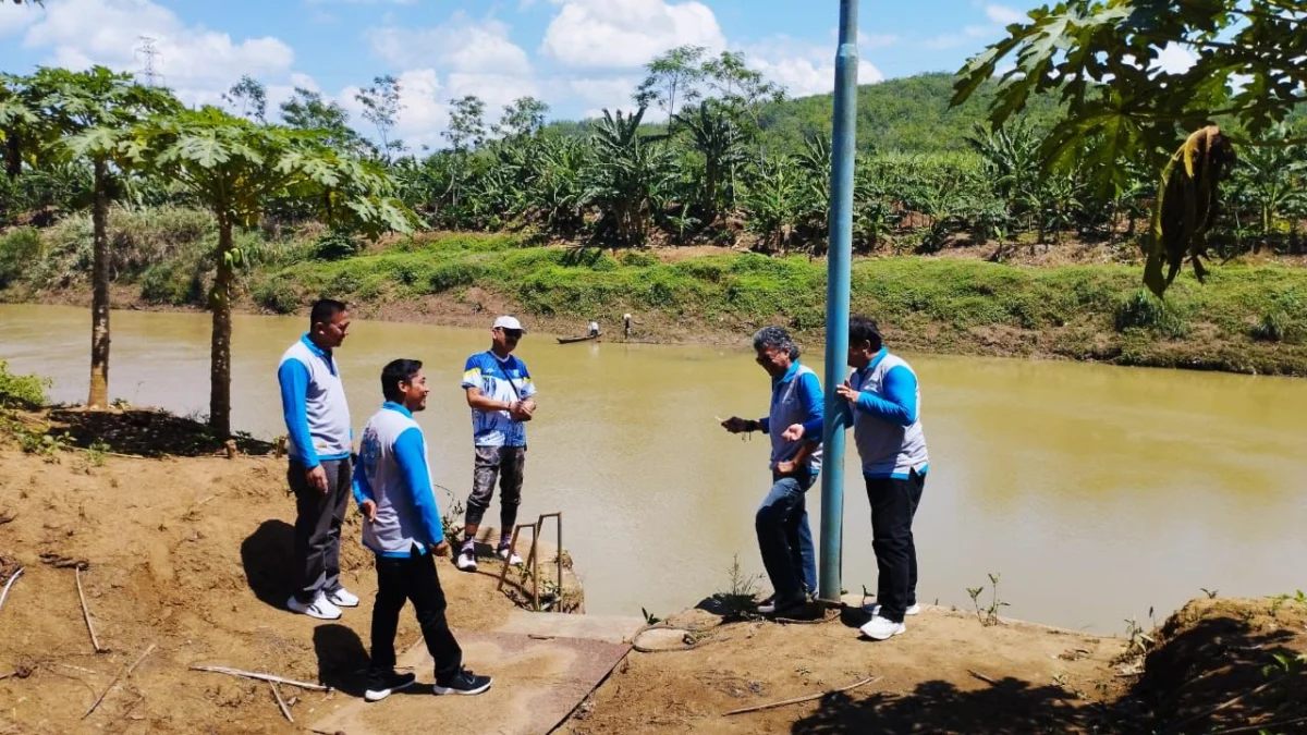 Pegawai Perumdam Tirta Anom Kota Banjar mengecek ketersediaan air baku di sungai Citanduy belum lama ini. (Cecep Herdi/Jabar Ekspres)