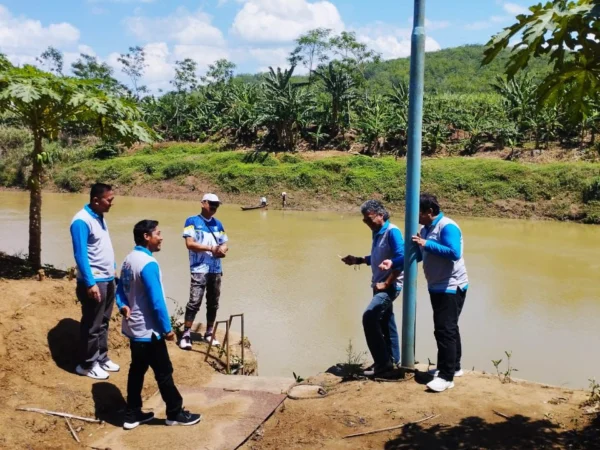 Pegawai Perumdam Tirta Anom Kota Banjar mengecek ketersediaan air baku di sungai Citanduy belum lama ini. (Cecep Herdi/Jabar Ekspres)