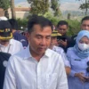 Pj Gubernur Jawa Barat Bey Machmudin saat memberikan keterangan usai mengunjungi korban terdampak akibat gempa di Kertasari, Kabupaten Bandung. Foto Agi