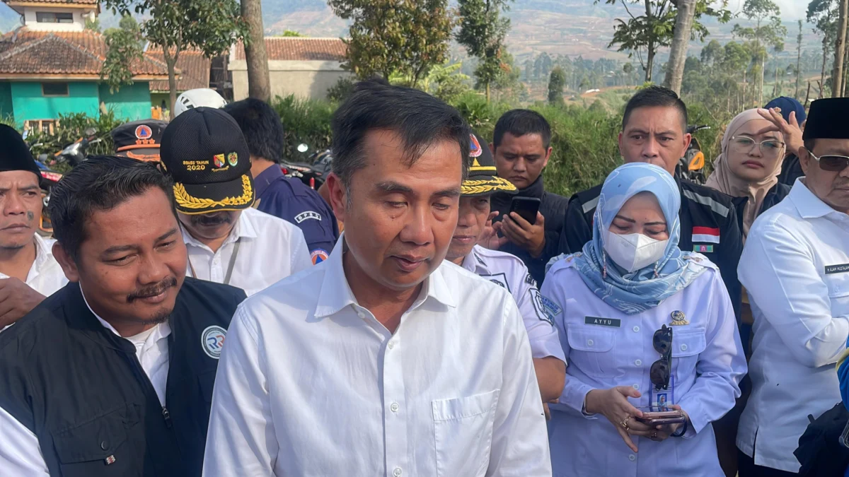 Pj Gubernur Jawa Barat Bey Machmudin saat memberikan keterangan usai mengunjungi korban terdampak akibat gempa di Kertasari, Kabupaten Bandung. Foto Agi