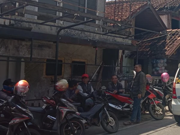 Para pengemudi ojek pangkalan di Pasir Impun, Kecamatan Mandalajati tengah menanti penumpang, pada Rabu (18/9). (Nizar/Jabarekspres)