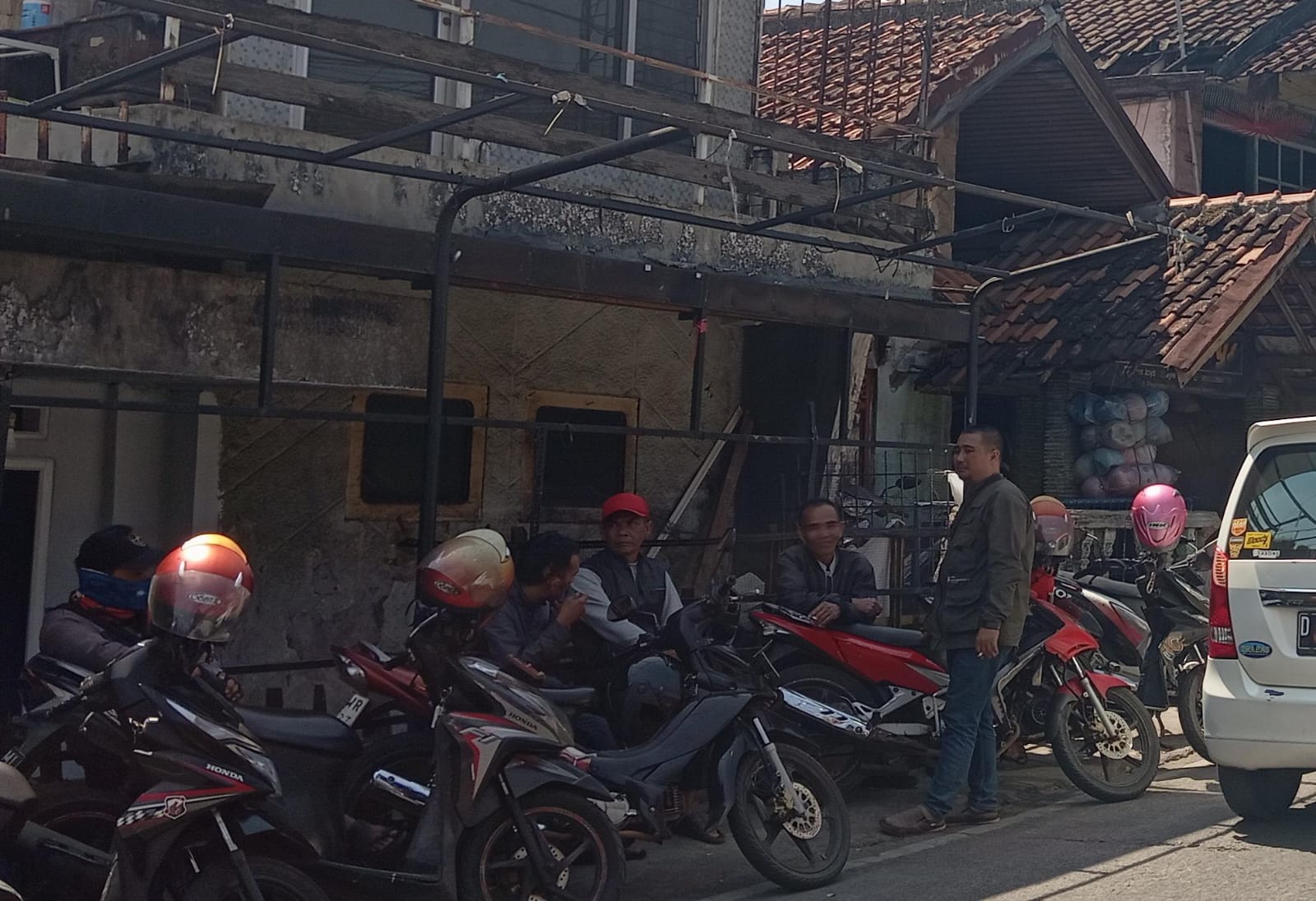 Para pengemudi ojek pangkalan di Pasir Impun, Kecamatan Mandalajati tengah menanti penumpang, pada Rabu (18/9). (Nizar/Jabarekspres)