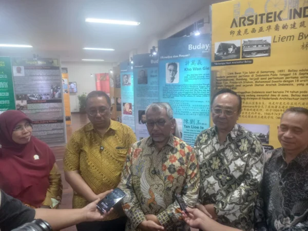 Ahmad Syaikhu (Tengah) dan Haru Suandharu (Kedua Kiri) saat berkunjung ke Yayasan Tionghoa Bandung.