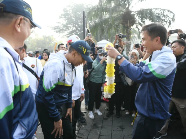 Penjabat Gubernur Jabar Bey Machmudin menyambut Kontingen PON Jabar di halaman Gedung Sate, Kota Bandung, Kamis (26/9/2024).