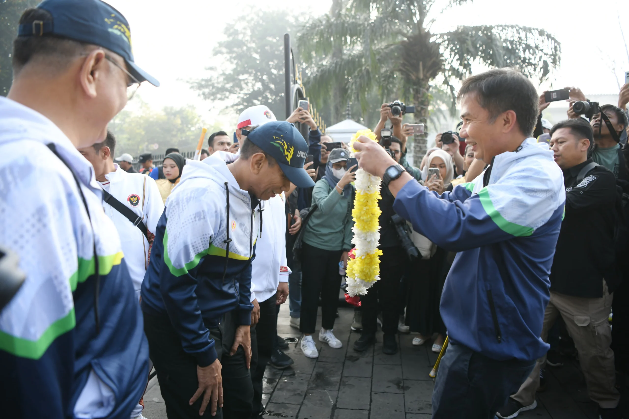 Penjabat Gubernur Jabar Bey Machmudin menyambut Kontingen PON Jabar di halaman Gedung Sate, Kota Bandung, Kamis (26/9/2024).