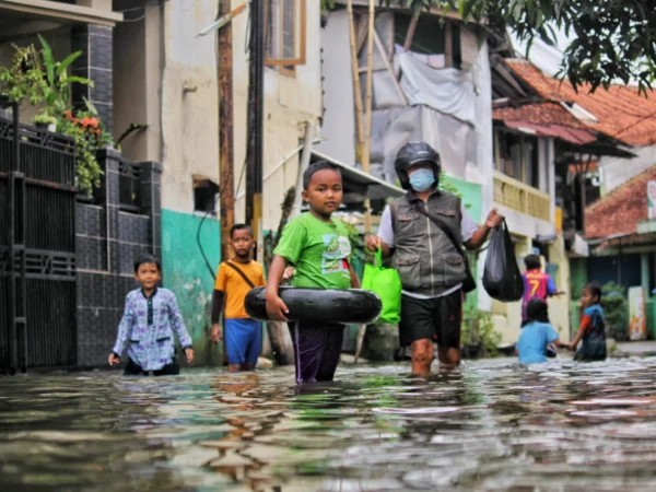 Ilustrasi Ingatkan Masyarakat Cegah Banjir, Pemkot Bandung: Tidak Buang Sampah Sembarangan