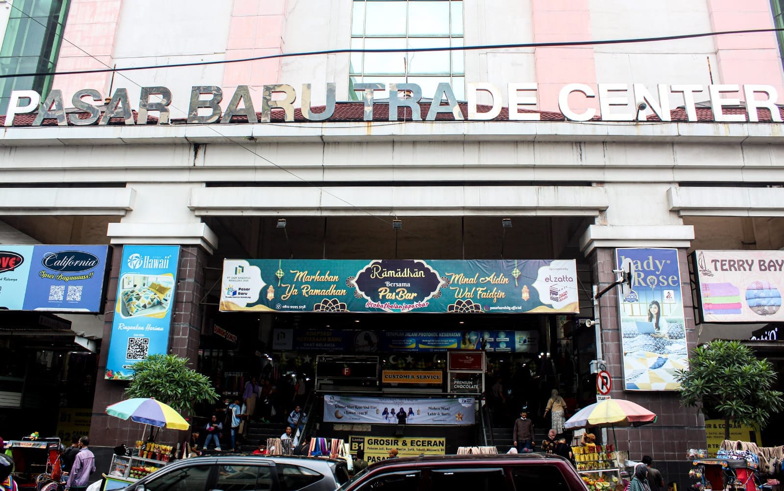 Pintu masuk menuju pusat perbelanjaan Pasar Baru Trade Center, Kota Bandung. (Dok. jabarekspres)