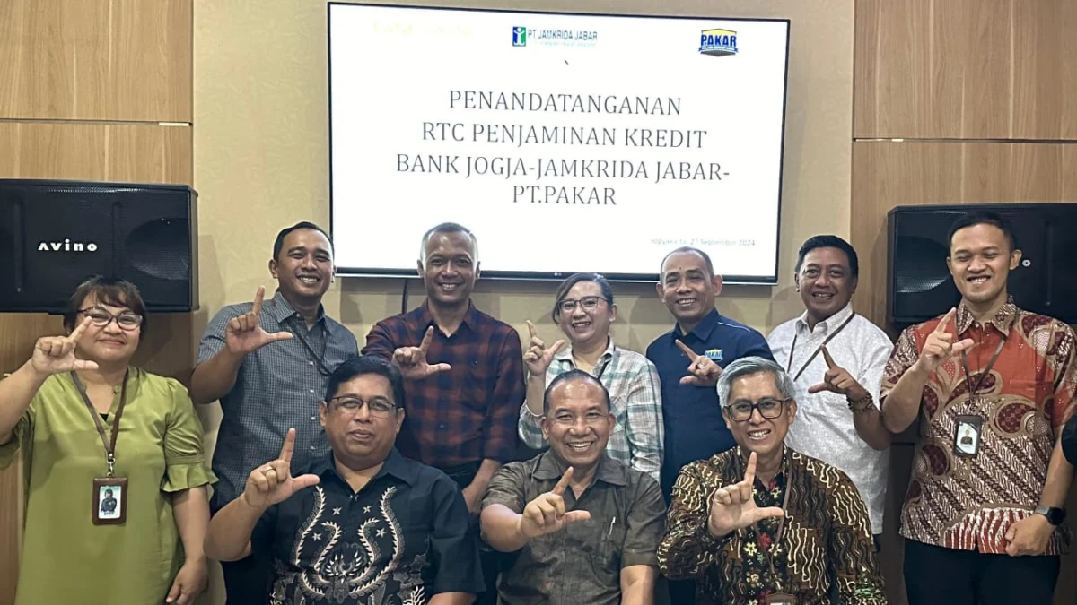 Direktur Keuangan (Plt. Direktur Utama) PT Jamkrida Jabar Agus Subrata (dua dari kiri) saat teken kerja sama dengan Bank Jogja