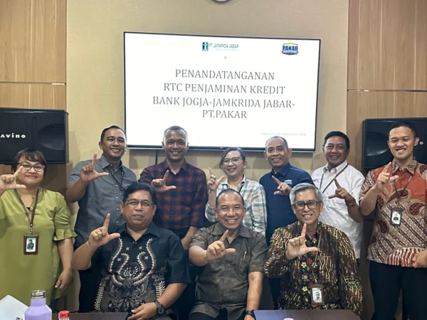 Direktur Keuangan (Plt. Direktur Utama) PT Jamkrida Jabar Agus Subrata (dua dari kiri) saat teken kerja sama dengan Bank Jogja