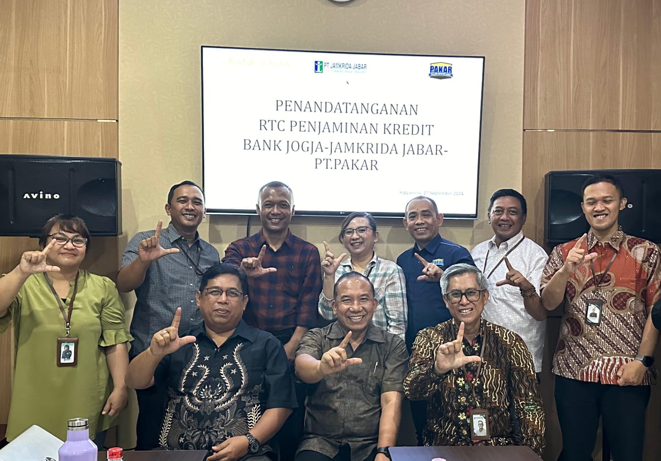 Direktur Keuangan (Plt. Direktur Utama) PT Jamkrida Jabar Agus Subrata (dua dari kiri) saat teken kerja sama dengan Bank Jogja