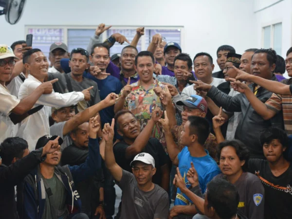 Calon Wali Kota Bogor, Nomor Urut 1, Sendi Fardiansyah usai berdialog bersama komunitas sopir dan pemilik angkot Kota Bogor, di Posko Bogor Hepi. (Yudha Prananda / Jabar Ekspres)