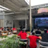 Keseruan acara Nonton bareng MotoGP Seri Mandalika bersama komunitas Honda dari Ikatan Motor Honda Bandung di Laneo Café, Bandung, Minggu (29/9)