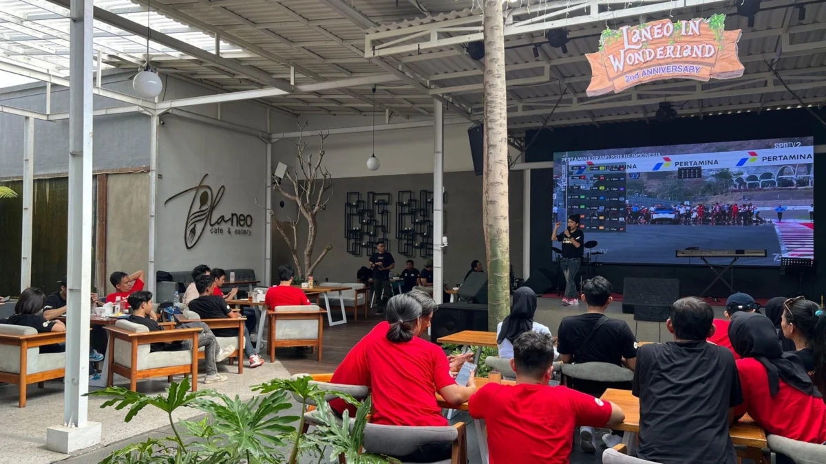 Keseruan acara Nonton bareng MotoGP Seri Mandalika bersama komunitas Honda dari Ikatan Motor Honda Bandung di Laneo Café, Bandung, Minggu (29/9)