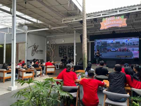 Keseruan acara Nonton bareng MotoGP Seri Mandalika bersama komunitas Honda dari Ikatan Motor Honda Bandung di Laneo Café, Bandung, Minggu (29/9)