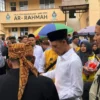 Calon Bupati Bogor no urut 01 Jaro Ade saat membagikan makan gratis di AR-Rahmah, Ciawi, Kabupaten Bogor. Foto : Istimewa