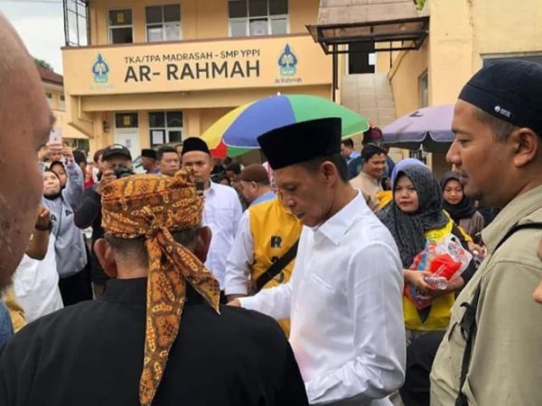 Calon Bupati Bogor no urut 01 Jaro Ade saat membagikan makan gratis di AR-Rahmah, Ciawi, Kabupaten Bogor. Foto : Istimewa