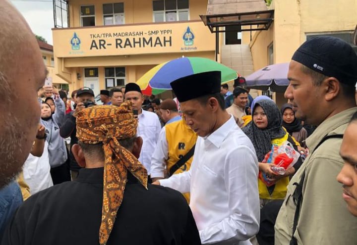 Calon Bupati Bogor no urut 01 Jaro Ade saat membagikan makan gratis di AR-Rahmah, Ciawi, Kabupaten Bogor. Foto : Istimewa