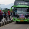 Keberadaan bus pariwisata yang melintasi jalan Gedebage, Kota Bandung membuat resah warga. Sebab, t kerap membunyikan klakson atau telolet.