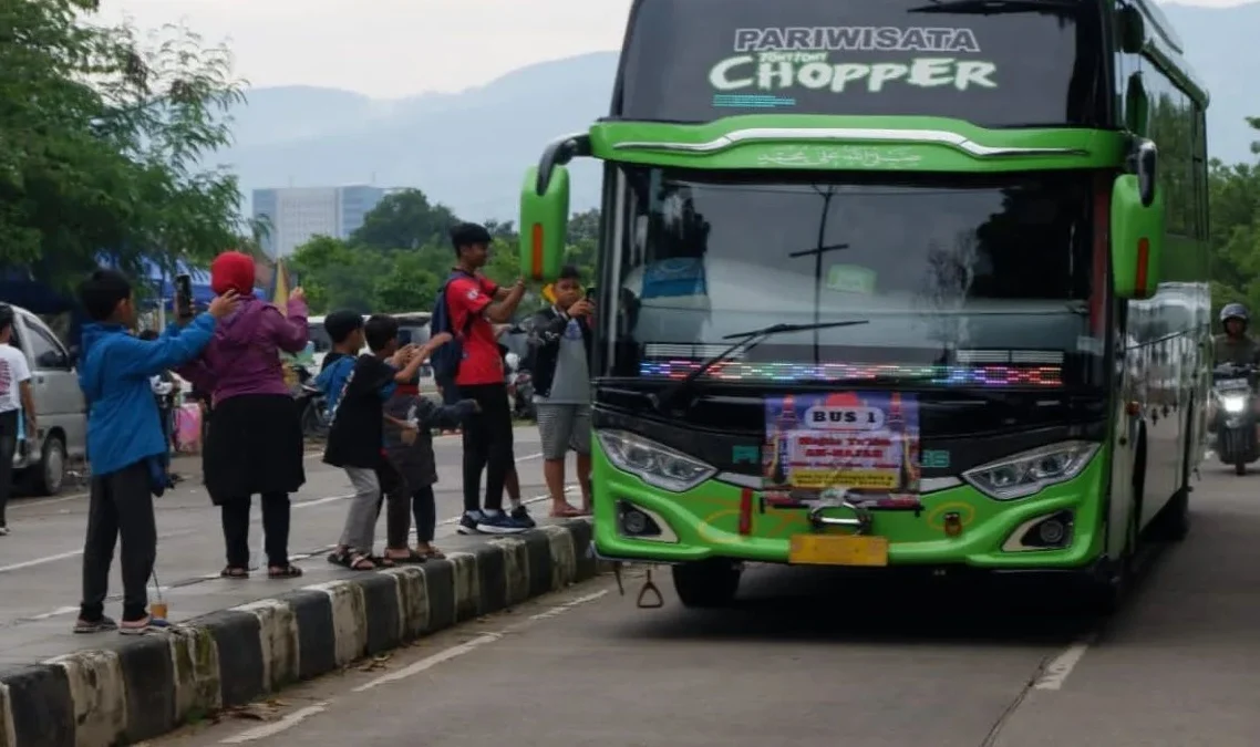 Keberadaan bus pariwisata yang melintasi jalan Gedebage, Kota Bandung membuat resah warga. Sebab, t kerap membunyikan klakson atau telolet.