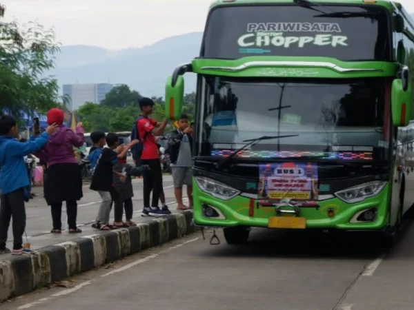 Keberadaan bus pariwisata yang melintasi jalan Gedebage, Kota Bandung membuat resah warga. Sebab, t kerap membunyikan klakson atau telolet.