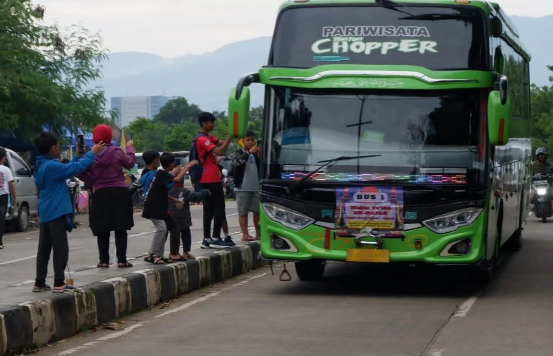 Keberadaan bus pariwisata yang melintasi jalan Gedebage, Kota Bandung membuat resah warga. Sebab, t kerap membunyikan klakson atau telolet.