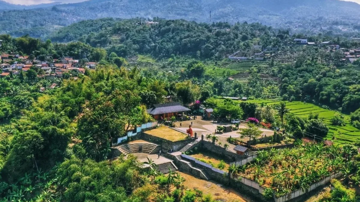 Keberadaan tempat wisata di kawasan Kota Bandung timur, sejauh ini masih belum terkelola secara maksimal dan terkelola dengan baik.