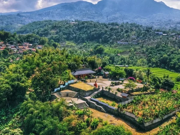 Keberadaan tempat wisata di kawasan Kota Bandung timur, sejauh ini masih belum terkelola secara maksimal dan terkelola dengan baik.