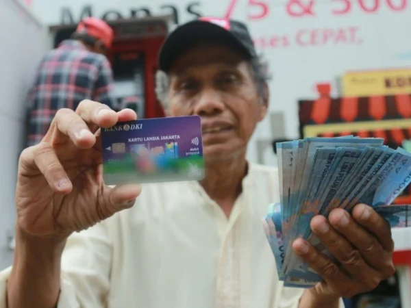 Pencairan program Kartu Lansia Jakarta dikabarkan sudah cair dan bisa diambil tunai di Bank DKI dan sudah banyak ditunggu oleh warga