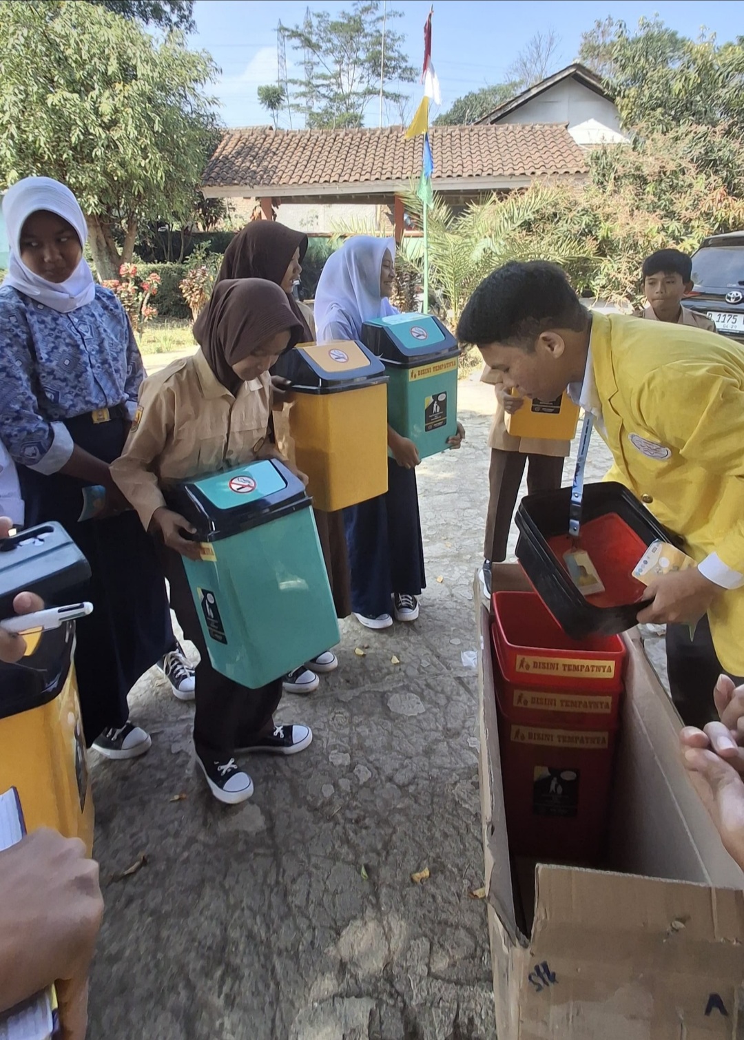 Pemberian Tong Sampah 3 Warna (Foto: Mahasiswa KKN Universitas Bhakti Kencana Kelompok 28)