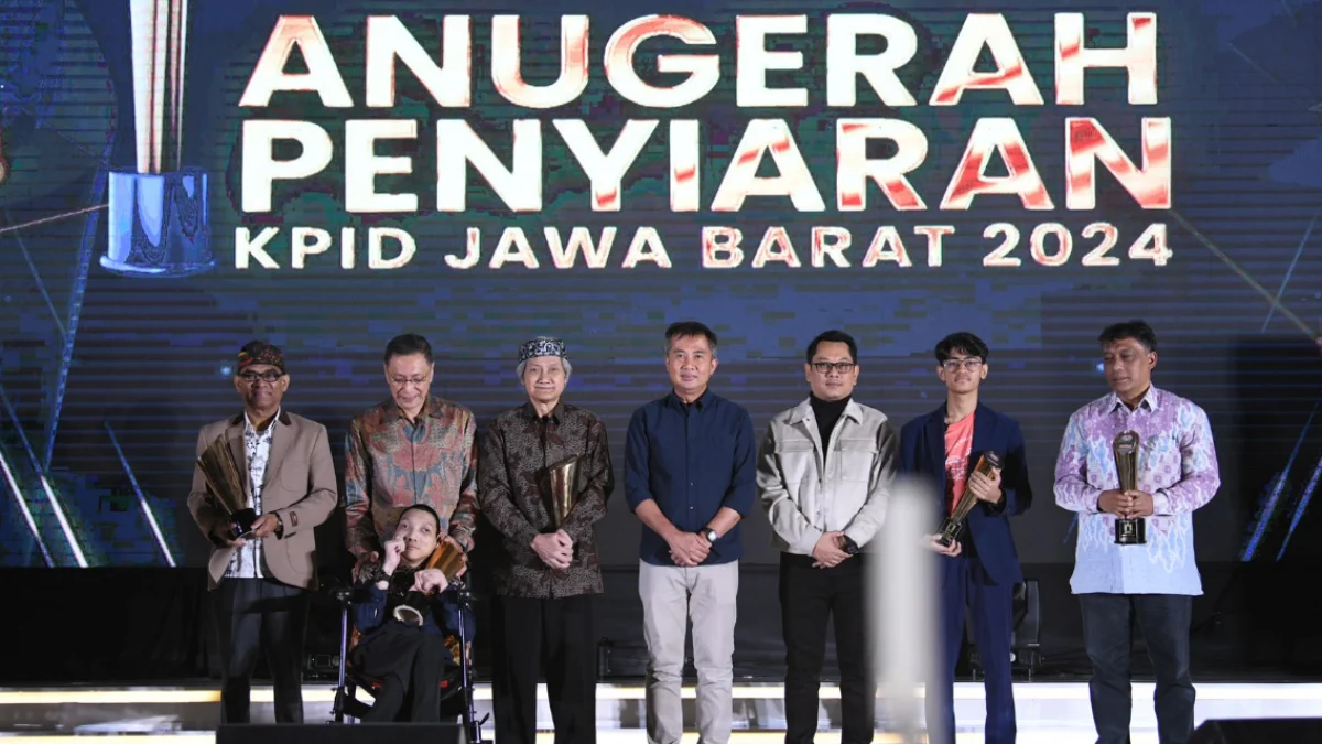 Penjabat Gubernur Jawa Barat Bey Machmudin menghadiri acara Anugerah Penyiaran KPID Jawa Barat Tahun 2024 sekaligus Launching Menu Pengaduan Sapawarga di Trans Hotel, Kota Bandung, Rabu (11/9/2024).(Foto: Biro Adpim Jabar)