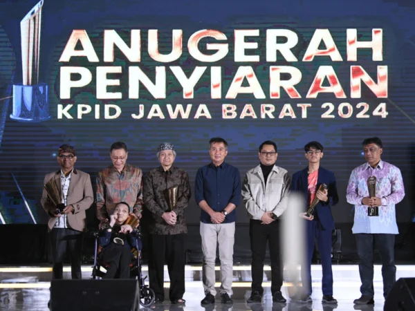 Penjabat Gubernur Jawa Barat Bey Machmudin menghadiri acara Anugerah Penyiaran KPID Jawa Barat Tahun 2024 sekaligus Launching Menu Pengaduan Sapawarga di Trans Hotel, Kota Bandung, Rabu (11/9/2024).(Foto: Biro Adpim Jabar)