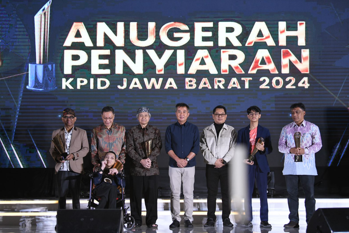 Penjabat Gubernur Jawa Barat Bey Machmudin menghadiri acara Anugerah Penyiaran KPID Jawa Barat Tahun 2024 sekaligus Launching Menu Pengaduan Sapawarga di Trans Hotel, Kota Bandung, Rabu (11/9/2024).(Foto: Biro Adpim Jabar)