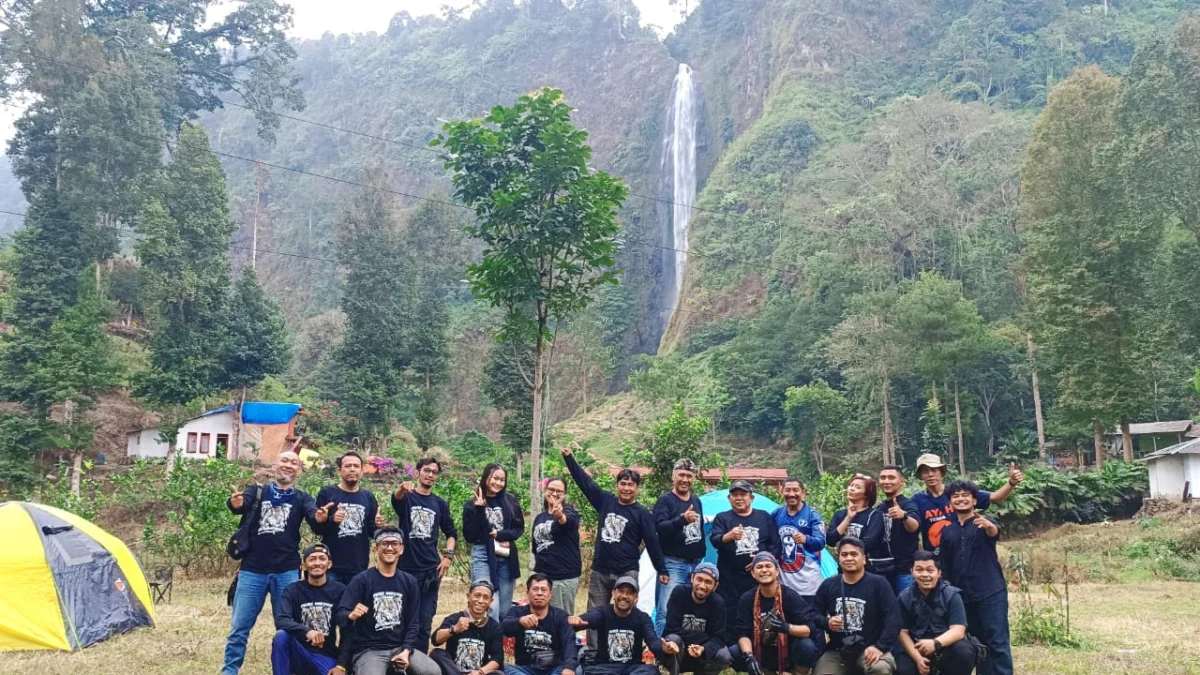 Puluhan anggota Pers Motor Club (PMC) Brotherhood saat menyambangi destinasi wisata Curug Citambur, Kabupaten Cianjur. (Yudha Prananda / Jabar Ekspres)