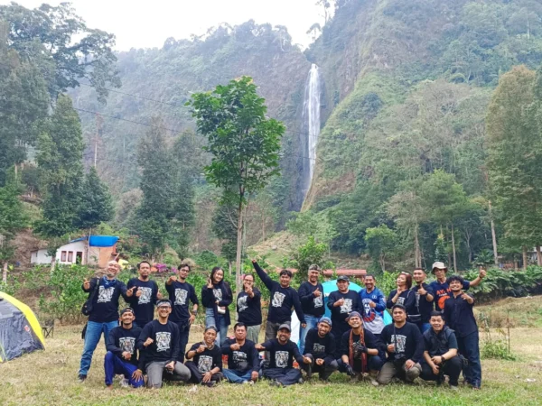 Puluhan anggota Pers Motor Club (PMC) Brotherhood saat menyambangi destinasi wisata Curug Citambur, Kabupaten Cianjur. (Yudha Prananda / Jabar Ekspres)