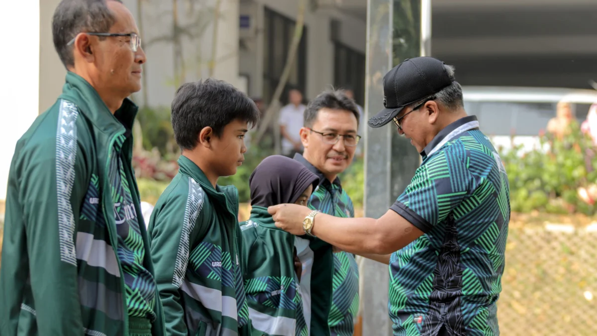 Doc. Pj Wali Kota Cimahi, Dicky Saromi Bersama Kadisbudparpora Cimahi, Achmad Nuryana Melepas Kontingen Invitasi Olahraga Tradisional (ist)