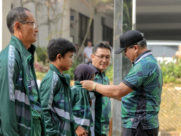 Doc. Pj Wali Kota Cimahi, Dicky Saromi Bersama Kadisbudparpora Cimahi, Achmad Nuryana Melepas Kontingen Invitasi Olahraga Tradisional (ist)