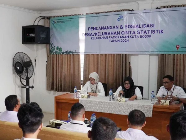 Sekda Kota Bogor, Syarifah Sofiah bersama jajaran BPS Kota Bogor saat mensosialisasikan program kelurahan Cinta Statistik. (Yudha Prananda / Jabar Ekspres)