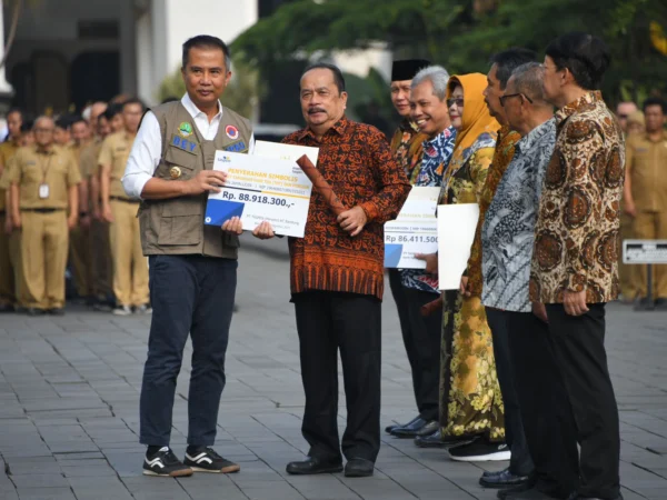 Bey Machmudin Serahkan SK Pensiun kepada 180 ASN Purna Tugas